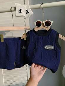 SHEIN 男婴 3 件套休闲简约 3D 字母图案面料无袖上衣和短裤套装带包，适合户外、春夏季 - 藏蓝色 - 查看 1