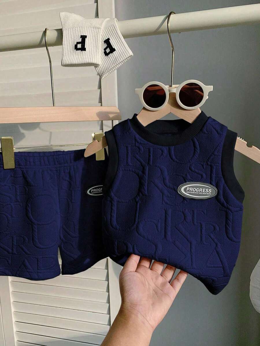 SHEIN 男婴 3 件套休闲简约 3D 字母图案面料无袖上衣和短裤套装带包，适合户外、春夏季 - 藏蓝色 - 查看 1