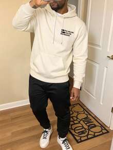 Manfinity Homme 经典卡其色和黑色连帽衫套装，保暖内衬，适合通勤和休闲穿着，“依然愿意追随自由”印花，搭配黑色运动裤，百搭休闲。时尚精致，也是送给男友的绝佳礼物。男士连帽衫套装，长袖套装，男士两件套，旅行套装 - 彩色 - 查看 1