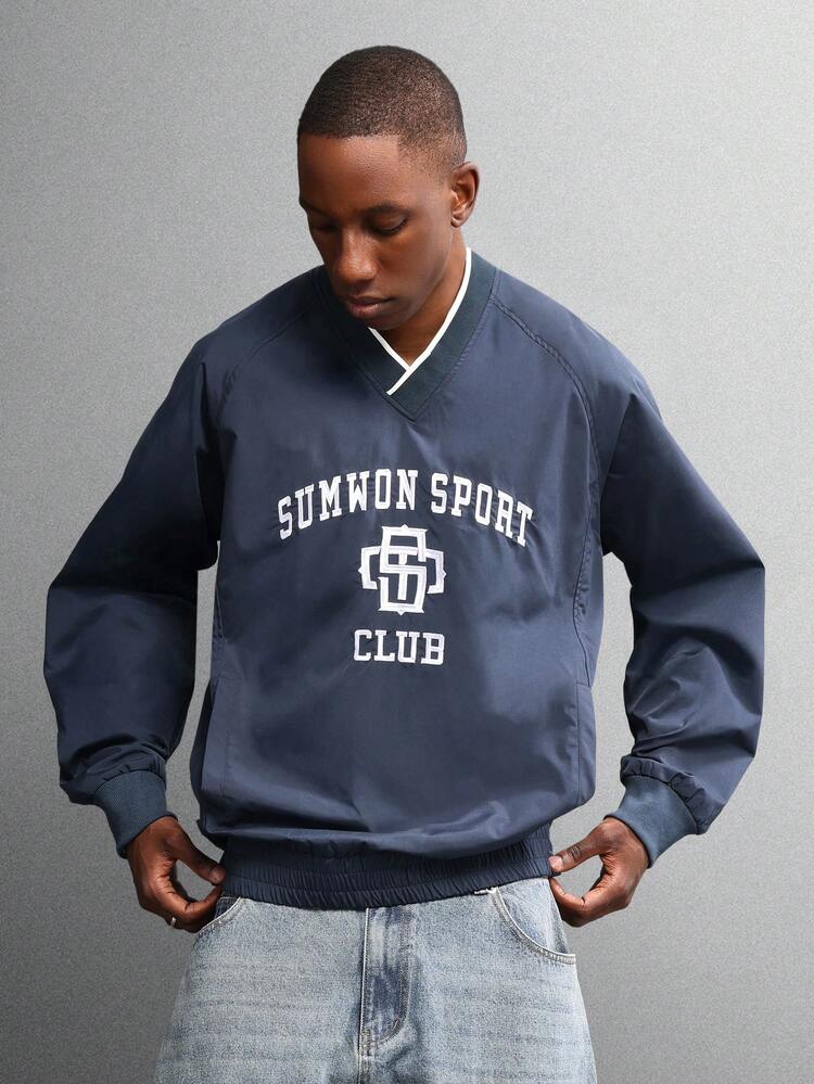 Moletom com gola V, acabamento canelado e estampa do logotipo do clube