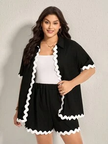 Comfylo Conjunto de camisa con bloqueo de color y patrón ondulado en negro y blanco, con cinturón decorativo tejido y pantalones cortos con cintura elástica, talla grande, para el verano - Blanco y Negro - Ver 3