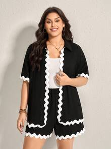 Comfylo Conjunto de camisa con bloqueo de color y patrón ondulado en negro y blanco, con cinturón decorativo tejido y pantalones cortos con cintura elástica, talla grande, para el verano - Blanco y Negro - Ver 5
