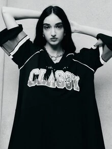 SHEIN Unity Questo abito in jersey rilassato combina vibrazioni sportive con scritte audaci per i vestiti autunnali da donna, gli outfit invernali e l'abbigliamento da lavoro. Perfetto per i capi autunnali, i costumi di Ognissanti e da indossare con cardigan o cappotti. - nero - Visualizzare 3