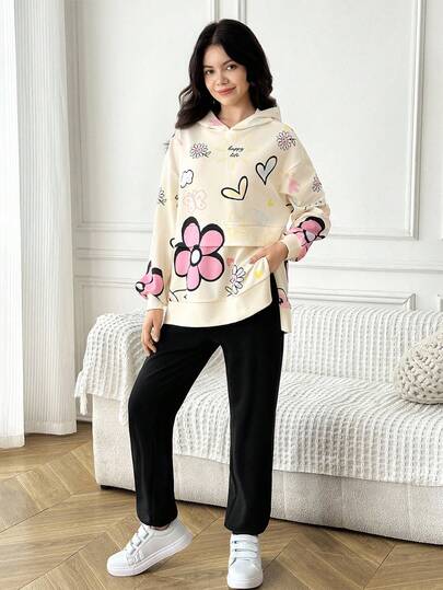 少女返校休闲运动街头服饰两件套，宽松超大连帽运动衫，卡通心形花朵和英文标语印花，针织慢跑裤，适合秋冬穿着