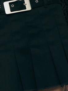 TypaGal 黑色百褶迷你裙，搭配醒目的搭扣，为女性秋季服装系列注入哥特风情。这款必备单品既可以作为万圣节服装，也可以作为女性参加音乐会的秋季服装，亦可作为商务休闲女性冬季时尚单品。 - 深灰色 - 查看 6