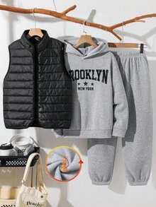 SHEIN Conjunto de 3 piezas para niño preadolescente: chaleco acolchado, sudadera con capucha gris y pantalón de chándal, adecuado para ir a la escuela y uso casual diario - Gris - Ver 4