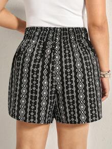 SHEIN LUNE Plus Summer Ditsy Floral Print Slant Pocket Shorts Boho Relaxed Mother Day Vacation Woman Beach For Woman,Holiday - Black and White - View 2