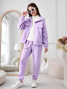 青少年女孩翻蓋細節連帽夾克和運動褲無毛衣