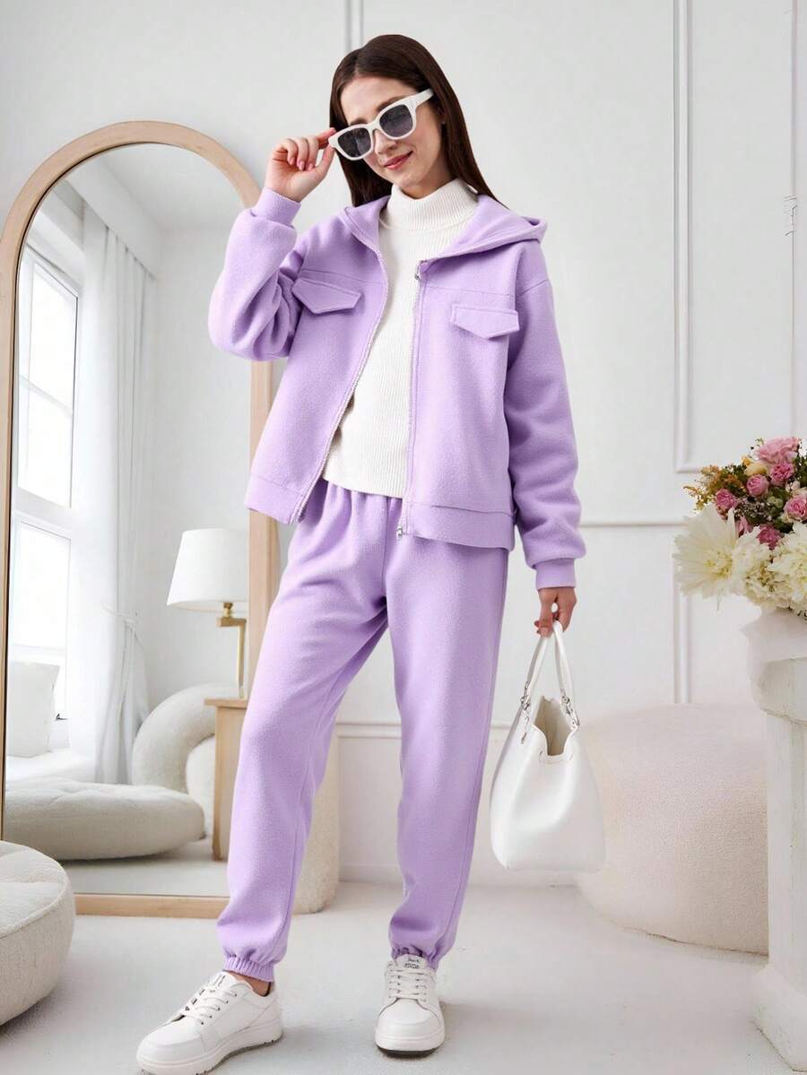 青少年女孩翻蓋細節連帽夾克和運動褲無毛衣