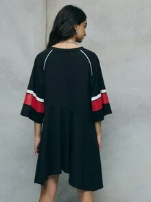 SHEIN Unity Questo abito in jersey rilassato combina vibrazioni sportive con scritte audaci per i vestiti autunnali da donna, gli outfit invernali e l'abbigliamento da lavoro. Perfetto per i capi autunnali, i costumi di Ognissanti e da indossare con cardigan o cappotti. - nero - Visualizzare 2