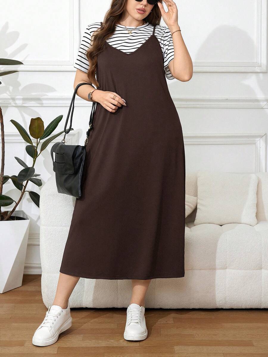 SHEIN LUNE 大码夏季休闲条纹 T 恤和纯色吊带背心连衣裙 2 件套 - 巧克力棕 - 查看 1