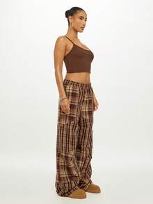 SUMWON WOMEN 罗纹吊带背心，配有可调节肩带和徽标细节，适合日常休闲穿着 - 棕色 - 查看 7