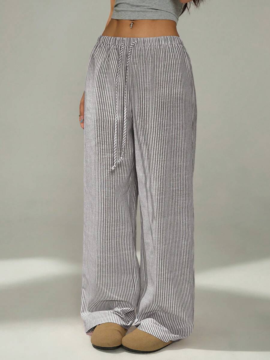 SHEIN PETITE 娇小女士粉色和白色休闲家居条纹长裤适合春夏季 - 彩色 - 查看 1