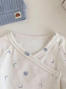 Loomiva 5 件套新生男婴/女婴秋冬套装 - 仿羊绒面料、星星、月亮、彩虹图案、装饰性针织标签、休闲优雅撞色服装（上衣 + 裤子 + 围兜 + 帽子 + 手套） - 彩色 - 查看 6