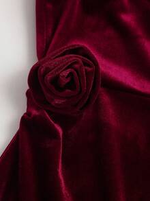 Sweetra 不对称性感天鹅绒细肩带迷你连衣裙，收腰 3D 花卉装饰紧身复古风格女式连衣裙 - 酒紅色 - 查看 3