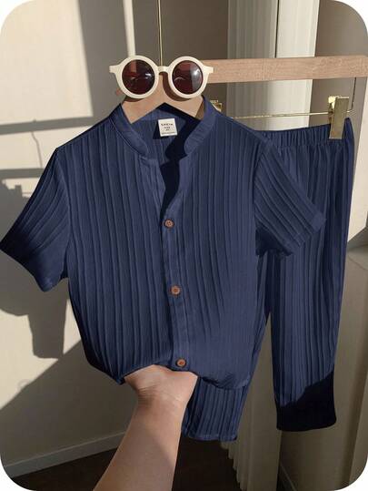 SHEIN 2 förpackningar Young Boys Boys Casual Sports College Semester med texturerat tyg Skjorta och byxor med ståkrage Lämplig för barnkläder Unga pojkkläder Back To School Pojkset Lämplig för födelsedagsfester, kvällsfester, föreställningar, bröllop, dop, öppningsceremonier Dagliga Lämpliga för dagligt bruk Lämplig för resor Sjöskola Lämplig för resor Sjöskola