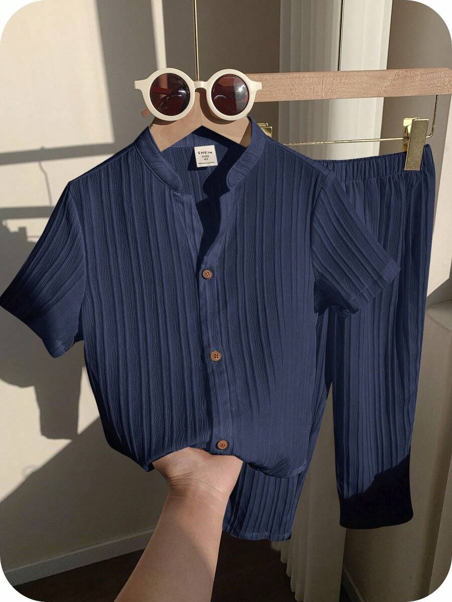 SHEIN 2 件装 小男孩 男孩休闲运动学院度假 带纹理面料 立领衬衫和裤子 适合儿童服装 小男孩衣服 返校男孩套装 适合生日派对、晚会、表演、婚礼、洗礼、开幕式 适合日常穿着 适合上学 适合旅行 适合运动 适合春夏季节 - 藏蓝色 - 查看 1