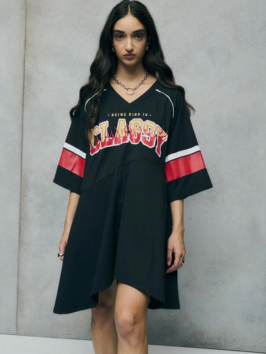 SHEIN Unity Questo abito in jersey rilassato combina vibrazioni sportive con scritte audaci per i vestiti autunnali da donna, gli outfit invernali e l'abbigliamento da lavoro. Perfetto per i capi autunnali, i costumi di Ognissanti e da indossare con cardigan o cappotti. - nero - Visualizzare 1