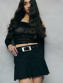 TypaGal 黑色百褶迷你裙，搭配醒目的搭扣，为女性秋季服装系列注入哥特风情。这款必备单品既可以作为万圣节服装，也可以作为女性参加音乐会的秋季服装，亦可作为商务休闲女性冬季时尚单品。 - 深灰色 - 查看 4