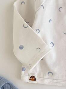 Loomiva 5 件套新生男婴/女婴秋冬套装 - 仿羊绒面料、星星、月亮、彩虹图案、装饰性针织标签、休闲优雅撞色服装（上衣 + 裤子 + 围兜 + 帽子 + 手套） - 彩色 - 查看 7