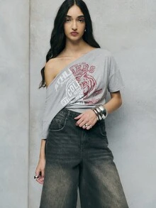 TypaGal Ce t-shirt graphique à une épaule dégage une énergie alternative et gothique pour les tenues d'automne, les vêtements d'automne et les looks d'Halloween. L'imprimé marquant en fait un excellent choix pour le bureau, les pantalons large et les hauts d'hiver pour femmes.