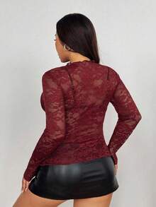 SHEIN Tall بلوزة كاجوال بأكمام طويلة شفافة من الدانتيل بياقة دائرية مناسبة للمقاسات الكبيرة، قصة ضيقة وبخامة مرنة عالية