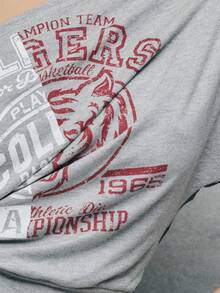 TypaGal Ce t-shirt graphique à une épaule dégage une énergie alternative et gothique pour les tenues d'automne, les vêtements d'automne et les looks d'Halloween. L'imprimé marquant en fait un excellent choix pour le bureau, les pantalons large et les hauts d'hiver pour femmes.