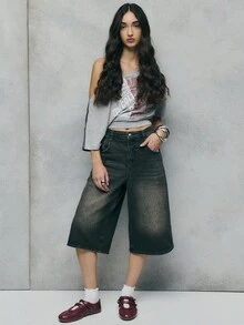 TypaGal Ce t-shirt graphique à une épaule dégage une énergie alternative et gothique pour les tenues d'automne, les vêtements d'automne et les looks d'Halloween. L'imprimé marquant en fait un excellent choix pour le bureau, les pantalons large et les hauts d'hiver pour femmes.