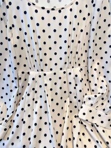 Franclia 2025新款秋季女式长裙：复古波尔卡圆点在面料上飘逸舞动，大大小小的圆点编织出活泼有节奏的图案。挺括的方形领口低调优雅地勾勒出纤细的颈部和锁骨，仿佛精心雕琢以凸显柔和的曲线。腰部和下摆的褶皱轻柔收拢，像涟漪一样折叠成层层褶皱，轻柔而又独特，赋予裙子柔和飘逸的造型。灯笼状的泡泡袖从肩部绽放，袖口轻轻收紧，一丝俏皮在哼唱复古曲调的同时平衡了秋天的舒适感。优雅中带着一丝少女的甜美，从通勤到约会之夜都可轻松驾驭，散发着独特的静谧魅力。