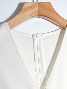 SHEIN Franclia 女士白色优雅修身V领长袖连体裤，适合通勤、秋冬夏季假期阳光之旅，营造度假氛围，全白服装，适合大学秋季穿着。 - 白色 - 查看 3