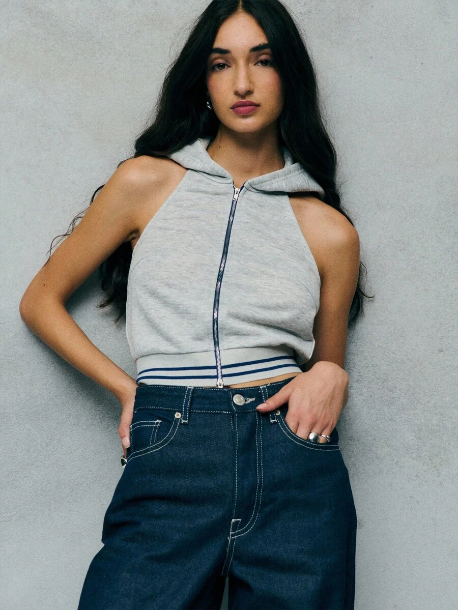 TypaGal Der ärmelloser Reißverschluss-Hoodie verleiht Herbstoutfits, Bürokleidung und Winterkollektionen von Frauen sportliche Energie. Der gestreifte Saum eignet sich für Gym, Büromode und zum Layering unter Trenchcoats oder Strickjacken.