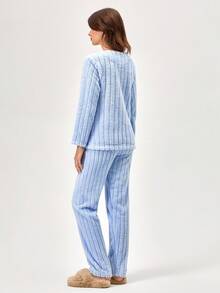 Loomlin Conjunto de pijama de 2 piezas de tela de peluche con detalles bordados de conejito lindo para mujer, ropa de casa y comodidad - Celeste - Ver 2