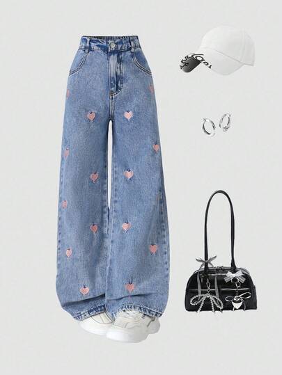 Sparklyn Jeans de lavado azul medio con bordado de corazón rosa en estilo Y2K para niñas preadolescentes, pierna recta suelta, tela suave y cómoda, pantalones vaqueros de moda y versátiles