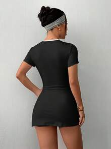 Easithlete Váy thể thao nữ tay ngắn màu trắng ôm vừa vặn tập luyện tennis ngoài trời kèm quần short và túi đựng điện thoại - màu đen - Xem 2