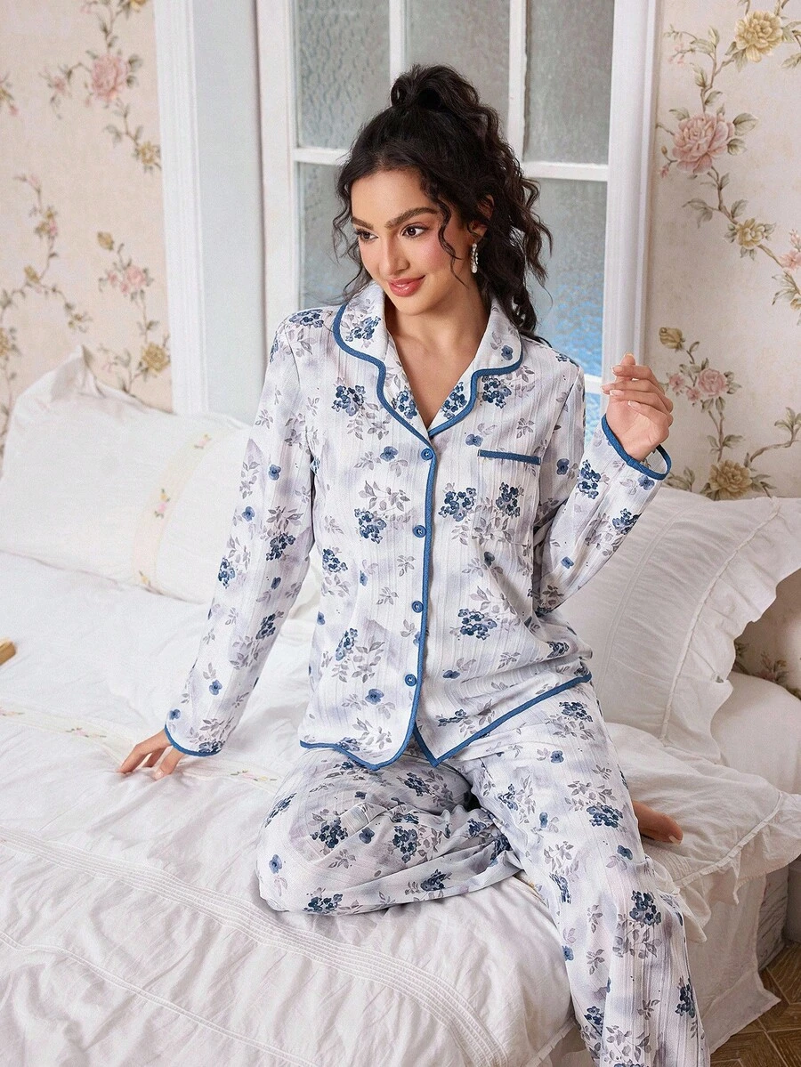 Ensemble de pyjama femme CottageSlumber avec haut à manches longues à imprimé floral texturé, garniture contrastée et boutons devant, et pantalon. Ensemble de pyjama bleu et blanc, vêtements d'automne