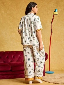 HARRY POTTER X SHEIN Bộ đồ ngủ tay ngắn in họa tiết toàn thân cỡ lớn và quần dài Bộ đồ ngủ nữ Bộ đồ ngủ cài nút cho nữ Quần áo mùa thu cho nữ Bộ đồ mặc nhà thanh lịch, thoải mái, rộng rãi, dáng rộng, hở vai, mặc nhà cỡ lớn Bộ đồ ngủ mùa hè cho nữ Bộ đồ ngủ kiểu Tây Bộ đồ ngủ cài nút cho nữ Bộ đồ ngủ kiểu Tây - Nhiều màu - Xem 2