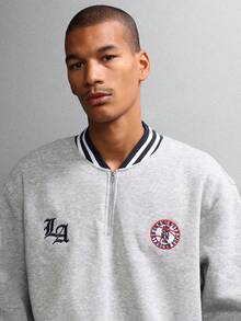 SUMWON Sudadera con media cremallera, ajuste corto, con detalles de ribete de estilo universitario, logo, cuello y puños acanalados. Ropa de estar en casa casual para otoño e invierno, diseño clásico de moda urbana - Gris Claro - Ver 3