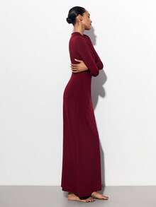 Maija Abito lungo aderente con scollo drappeggiato e schiena scoperta, adatto per l'inizio dell'autunno e il ritorno a scuola