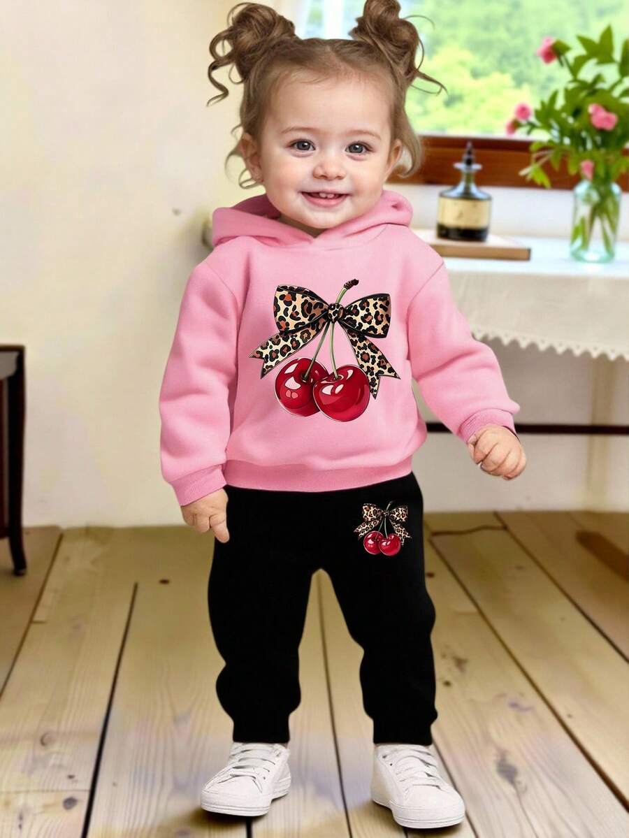 SHEIN Playful Pals 2 件套女婴套装,时尚可爱豹纹蝴蝶结和樱桃印花连帽羊毛衫和樱桃印花羊毛裤套装,适合秋冬季外出 - 彩色 - 查看 1