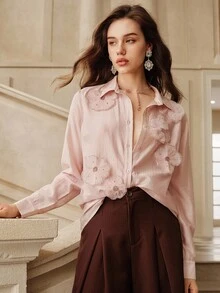 Savoree 优雅精致的蓝色天丝花卉 3D 设计宽松女式衬衫，适合春季、节日、度假、休闲穿着 - 查看 4