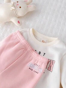 Cozy Pixies 2 件套女婴字母印花柔软针织圆领长袖运动衫和松紧腰裤套装 - 彩色 - 查看 4