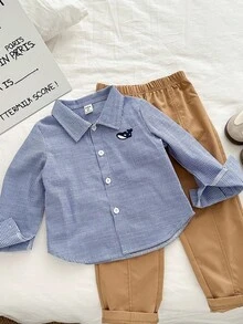 Genkimix Kids 2 件套男童条纹领刺绣海豚长袖衬衫和休闲直筒裤，适合春秋季穿着、上学、通勤、派对、外出和日常场合 - 彩色 - 查看 1