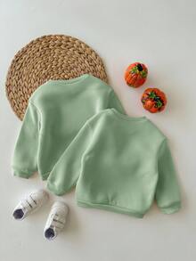SHEIN 2 件女婴可爱百搭万圣节和字母图案长袖运动衫，秋冬 - 綠色 - 查看 2
