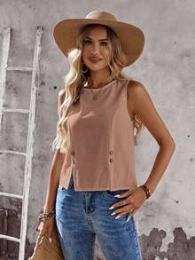 EMERY ROSE بلوزة نسائية بتصميم أزرار وياقة مستديرة وذيل منقسم بدون أكمام ذات لون واحد