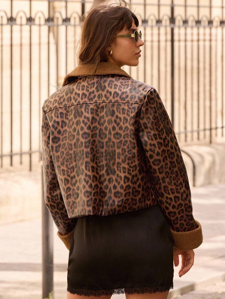 Veste  imprimé léopard avec col et poignets contrastants. Vêtements pour femmes pour l'automne et l'hiver