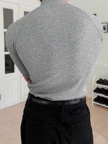 DAZY 男士修身T恤，饰有字母刺绣和插肩袖，秋季商务正装四分之一拉链款 - 灰色 - 查看 2