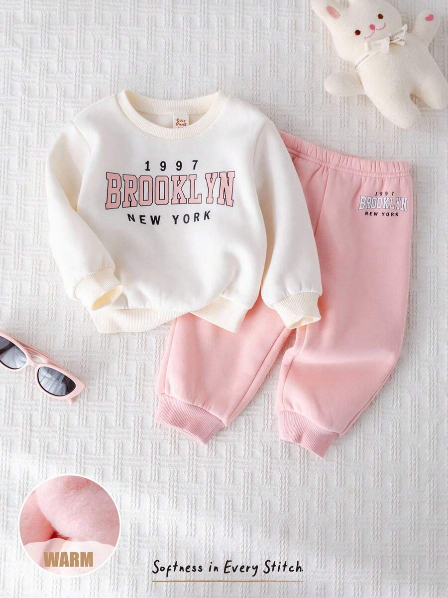 Cozy Pixies 2 件套女婴字母印花柔软针织圆领长袖运动衫和松紧腰裤套装 - 彩色 - 查看 1