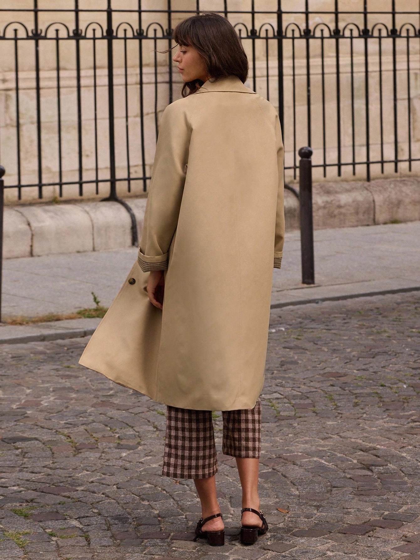 Casaco Trench Bege Oversized com Abertura Frontal de Botões e Forro Xadrez, Roupas Femininas de Outono e Inverno