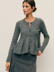 Nöista Áo khoác len dệt kim có họa tiết với phần eo peplum có cấu trúc, cổ tròn và nút áo phủ ngoài tạo nên vẻ ngoài tinh tế, thanh lịch, là món đồ mặc nhiều lớp lý tưởng cho trang phục mùa đông của phụ nữ, trang phục công sở lịch sự, phong cách Giáng sinh lễ hội và trang phục năm mới tinh tế. - Xám - Xem 3