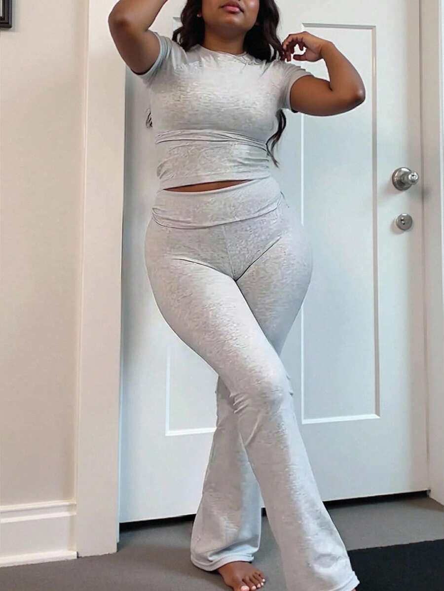 Conjunto casual de 2 piezas de mujer talla grande con camiseta de cuello redondo y manga corta en unicolor y pantalones acampanados - Gris Claro - Ver 1
